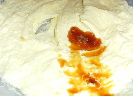 1. Этап. Овсяное печенье Английский поцелуй: 3. Добавьте ванильный экстракт, мускатный орех, корицу.