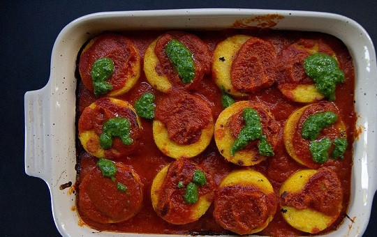 1. Этап. Томатная полента: 6. Перед подачей дополните соусом песто. Приятного аппетита!