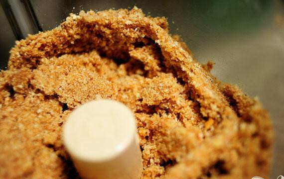 1. Этап. Ежевичный чизкейк: 1. Разогреть духовку до 350 градусов. Выложить ванильные вафли с орехами пекан в чашу кухонного комбайна. Измельчить до состояния крошки. Добавить растопленное сливочное масло и ваниль, снова взбить.