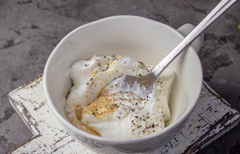 1. Этап. Турецкая яичница Чылбыр с йогуртом: К йогурту добавьте соль, черный молотый перец и измельченный чеснок. Если йогурт с большим содержанием сыворотки, то откиньте его на сито.