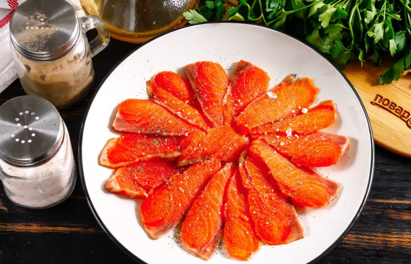 1. Этап. Строганина из рыбы: Выложите их полукругом на тарелку, можно внахлест. Поперчите, посолите. Соль лучше всего использовать крупную морскую.