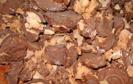 1. Этап. Торт из конфет: Мелко порубите ножом конфеты.