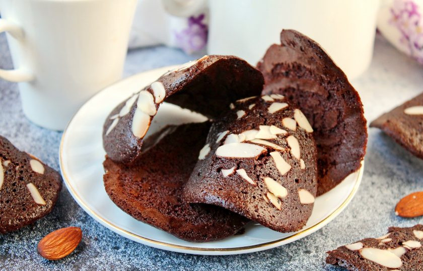 1. Этап. Шоколадные чипсы с миндалем: Приятного аппетита!