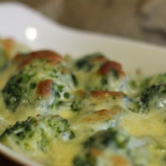 Брокколи под сырным соусом