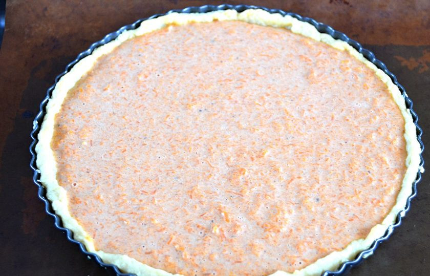 1. Этап. Тыквенный пай: Заполните предварительно подпеченную основу пирога начинкой и запеките еще 45-55 минут при температуре 180 градусов.