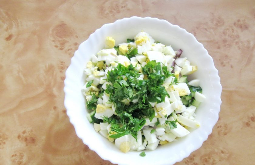 1. Этап. Салат из курицы с рисом: Мелко нарежьте петрушку и добавьте в салат.