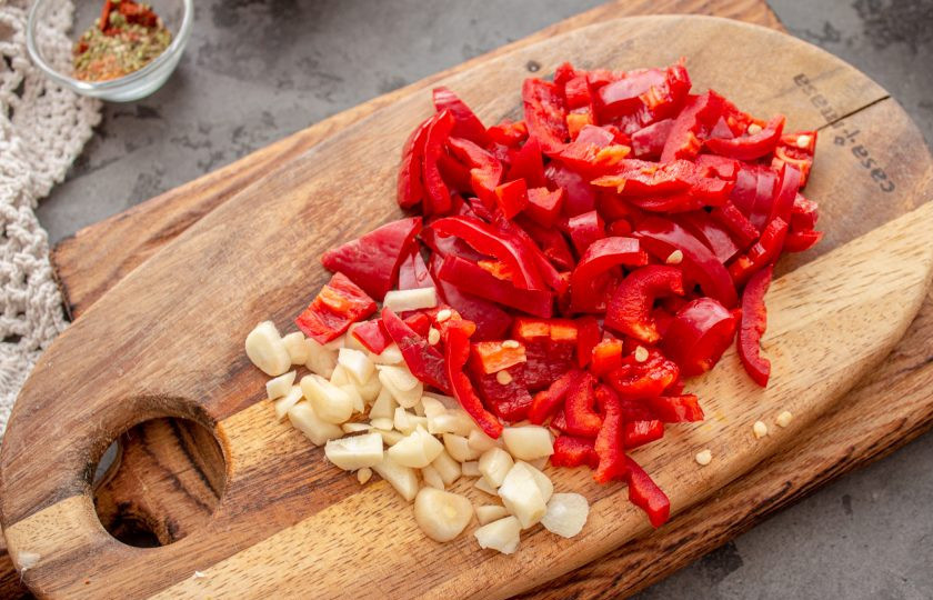 1. Этап. Лобио с сельдереем: Сладкий перец очистите от семян, мякоть нарежьте тонкими короткими полосками. Чеснок порубите небольшими кусочками. Отправьте их в сковороду и готовьте пару минут.