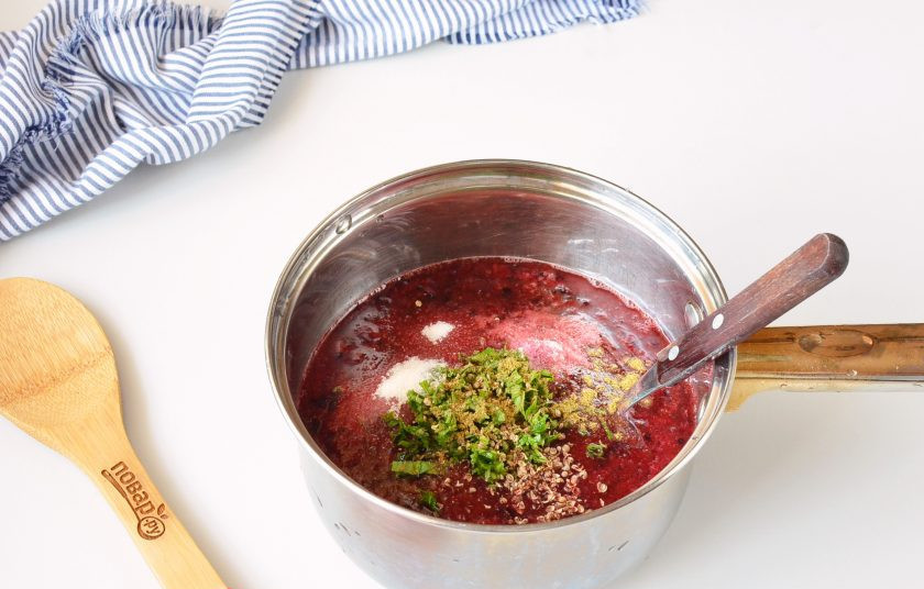 1. Этап. Ткемали из слив на зиму: Добавьте соль и сахар, их количество по вкусу можно регулировать, тут еще зависит от сорта и сладости слив. Добавьте мелко нарезанную мяту, хмели-сунели, растолченный кориандр.