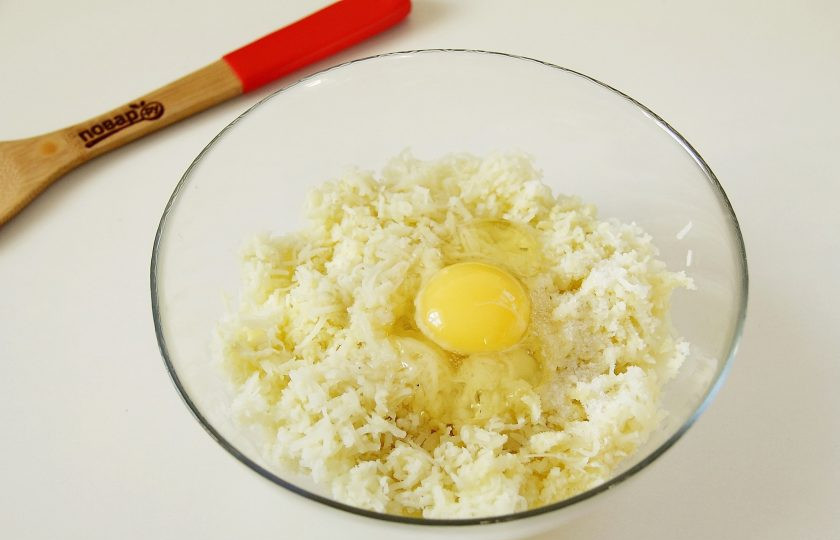 1. Этап. Картофельное тесто для пиццы: Добавьте яйцо, соль и сахар.