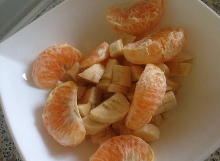 1. Этап. Салат из бананов и апельсинов: К нему же дольки мандарина.