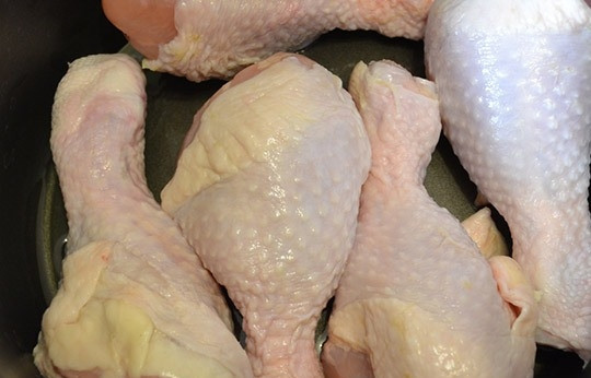 1. Этап. Куриные ножки, запеченные в мультиварке: 2. В чашу мультиварки налейте столовую ложку растительного масла, выложите ножки и выставьте режим «Выпечка», готовьте полчаса, регулярно переворачивая, чтобы образовалась красивая корочка.