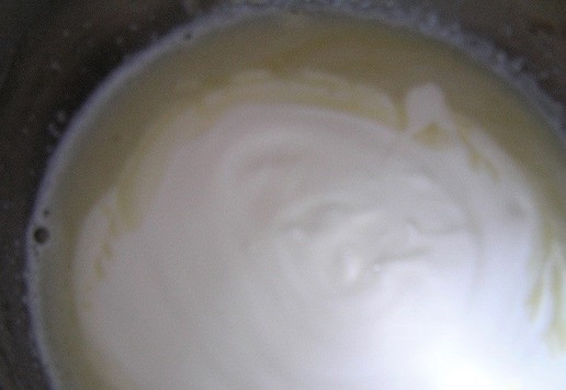 1. Этап. Торт Белый танец: Немного остудите и добавьте пластины желатина. Перемешайте через 5-7 минут до полного растворения.