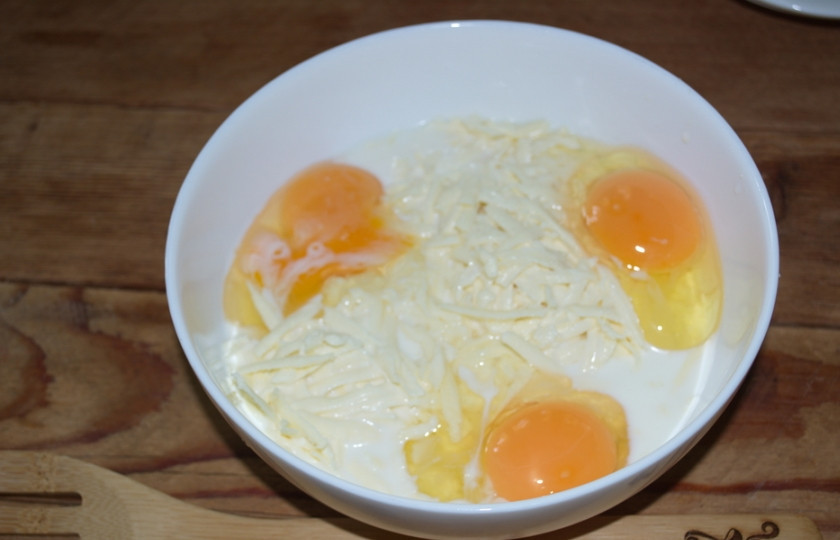 1. Этап. Ачма из лаваша с сыром: К сыру вбейте яйца. Добавьте немного соли и перца. Перемешайте.