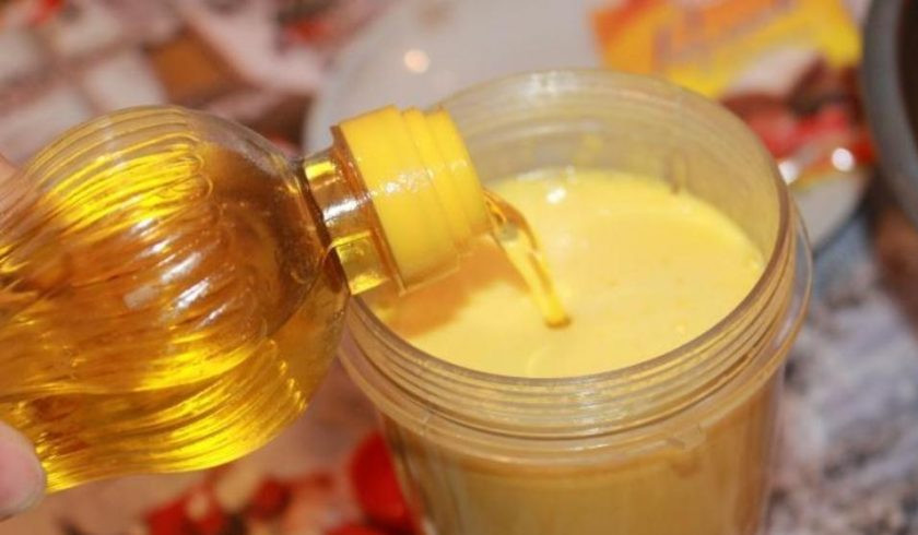 1. Этап. Воздушный бисквит для торта: В получившуюся смесь добавьте растительное масло.