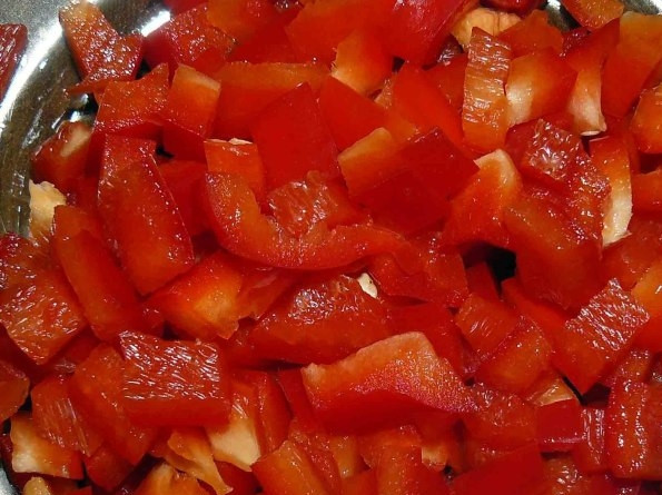 1. Этап. Свинина с фасолью в горшочках: Перец очищаем от семян и так же режем кубиками.