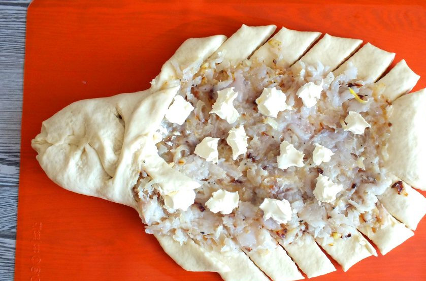 1. Этап. Пирог с пикшей: Свободные края теста разрежьте на полосочки. Заплетите крест на крест верх пирога.