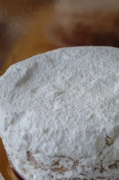 1. Этап. Пирог с творожным сыром и клубникой: Даём пирогу полностью остыть в форме. Когда пирог остынет, он осядет, так и должно быть. Остывший пирог освобождаем от формы. Для красоты пирог можно посыпать сахарной пудрой.