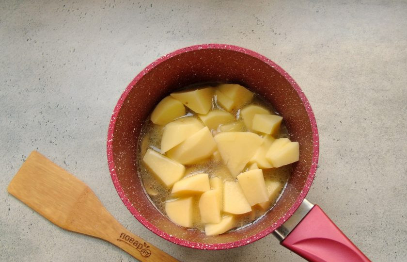 1. Этап. Суп-пюре на курином бульоне из шампиньонов: Добавьте нарезанный произвольно картофель. Налейте куриный бульон. Посолите и поперчите.