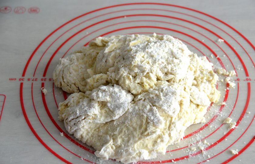 1. Этап. Итальянский хлеб с розмарином в духовке: Смешайте муку с водой и маслом, выложите на рабочую поверхность стола.