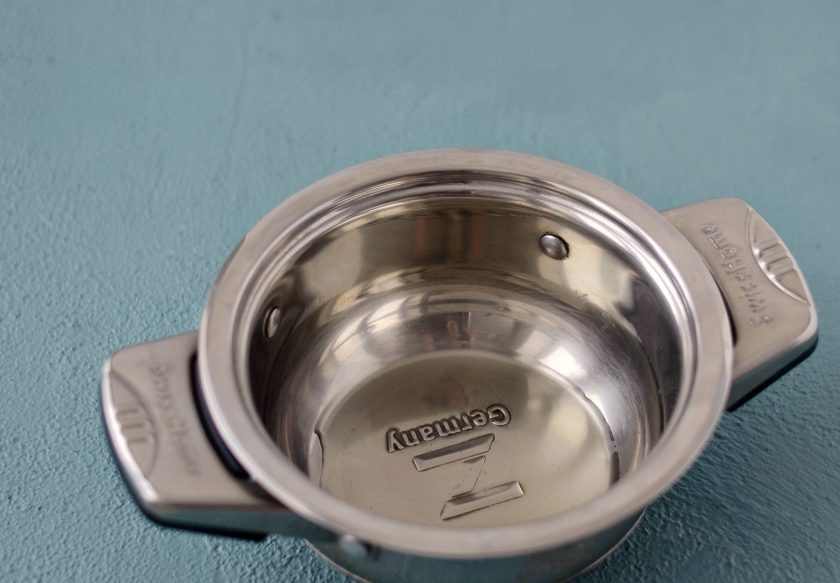 1. Этап. Соленый попкорн: Нагрейте в кастрюле растительное масло на большом огне.