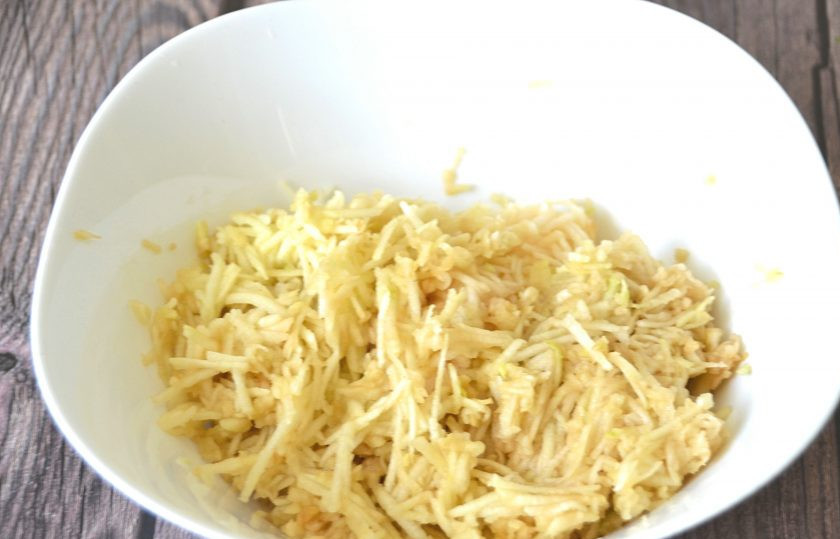 1. Этап. Бисквитный рулет с яблоками: Очистите яблоки, натрите на терке, отожмите сок.