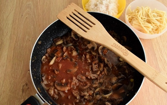 1. Этап. Соба Меши в итальянском стиле: Снимите кожицу с консервированных помидоров, положите в сковороду. Влейте соевый соус, белое вино и томатный сок, перемешайте, доведите до кипения.