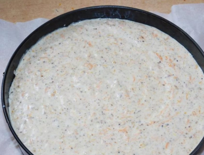 1. Этап. Морковный бисквит с орехами: Вмешайте в тесто цедру, орехи и морковь. Перелейте тесто в форму для выпечки и поставьте в духовку, разогретую до 180 градусов на 50-60 минут.