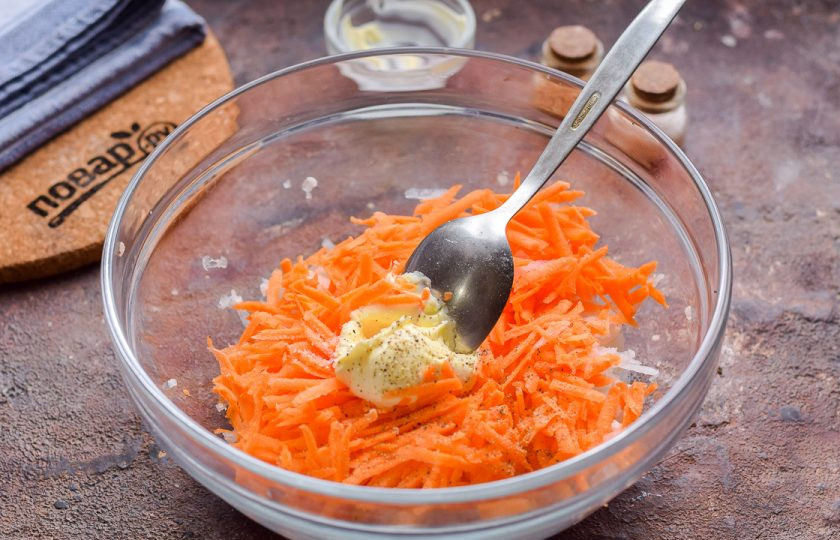 1. Этап. Салат с дайконом и майонезом: Добавьте в салат майонез, всыпьте соль и перец по вкусу.