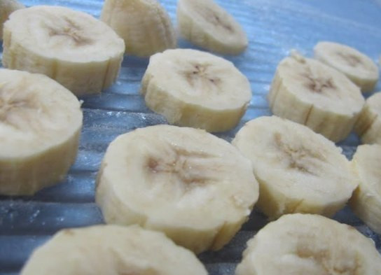 1. Этап. Брусничная паста: 1. Подготовим ингредиенты. Вишню и бруснику моем, из вишни удаляем косточки. Бананы режем кружочками и складываем все в блендер.