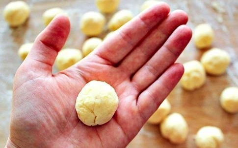 1. Этап. Булочки с сыром и чесноком: Теперь формируем из каждого кусочка небольшой шарик.