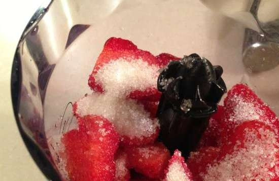 1. Этап. Бисквитный клубничный торт: Теперь приступим к начинке. 500 г. клубники измельчаем с оставшимся сахаром в блендере.