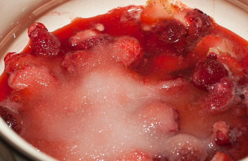 1. Этап. Торт с кремом из сливок: Переложите ягоды в кастрюлю. Добавьте к ним воду и сахар.