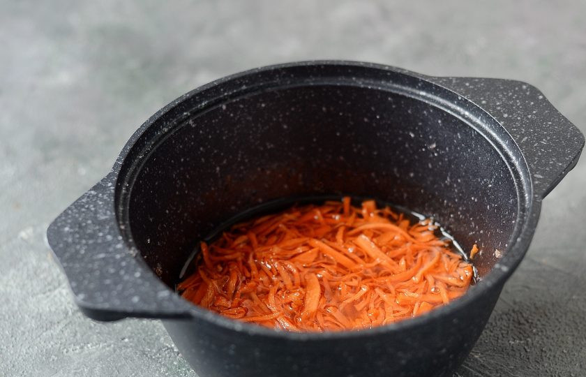 1. Этап. Варенье из брусники с морковью: Когда морковь пустит сок, доведите до кипения и варите 5 минут. Затем оставьте до полного остывания. Повторите еще 1-2 раза.