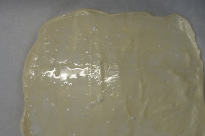 1. Этап. Ушки из теста: Смажьте тесто молоком.