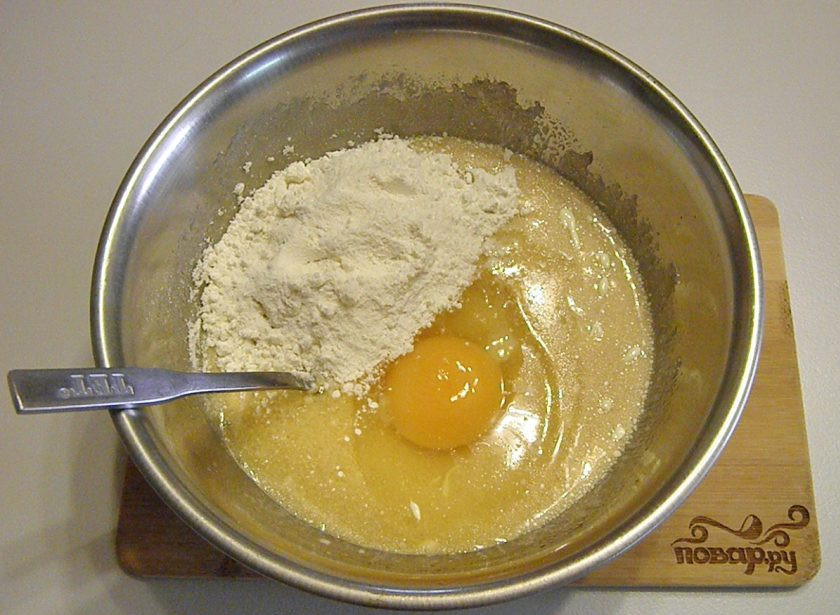 1. Этап. Пряники на скорую руку: 3. Не снимая с паровой бани, добавьте яйцо и часть муки, разрыхлитель. Перемешайте.