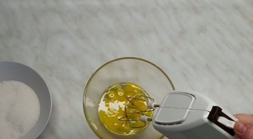 1. Этап. Клубнично-ванильное мороженое: 1. С помощью миксера перебейте яйца вместе с сахаром, постепенно добавляя его в яичную массу. Когда смесь увеличится в объеме и побелеет, перелейте ее в кастрюлю.