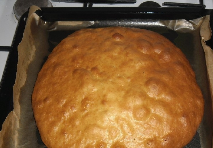 1. Этап. Легкий и вкусный тортик на кефире: Запекайте бисквит в духовке при 190 градусах в течение 25 минут.