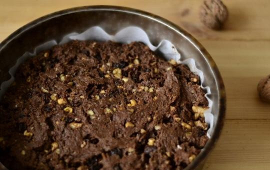 1. Этап. Коврижка с орехами: 8. Жаропрочную форму смажьте растительным маслом и присыпьте мукой. Выложите тесто, разровняйте верх и отправьте в разогретую до 180 градусов духовку. Выпекается коврижка с орехами в домашних условиях около 30-40 минут.