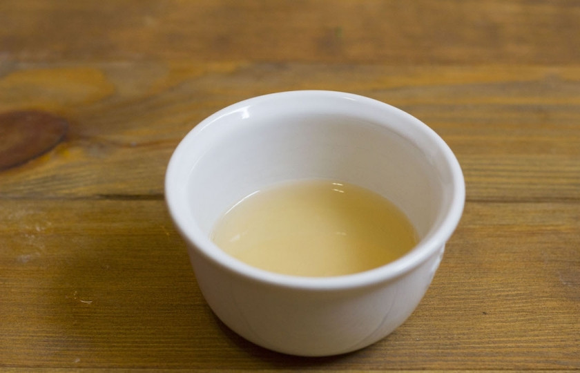 1. Этап. Патиссоны, маринованные без стерилизации: 4. Маринад готовится так: соль, сахар и уксус смешиваются в одной пиалке. Можно добавить немного теплой воды, чтобы все быстрее растворилось.