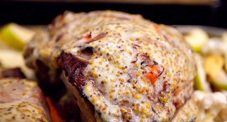 1. Этап. Окорок По-купечески: Спустя сорок минут смажьте мясо заранее подготовленным горчичным соусом и обложите порезанными на четверти ломтиками яблок и груш, крупными кусочками ананаса и зонтиками цветной капусты. Фрукты выкладываем поверх ранее уложенных картофеля и лука, чтобы они постепенно пропитывали их своим соком. И ставим блюдо обратно в духовку еще на 30-40 минут.