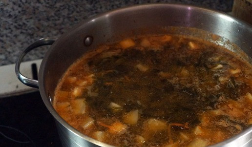 1. Этап. Солянка рыбная «Эксклюзив»: Бульон снова довести до кипения и отправить туда зажарку. Сразу же – всю рыбу.