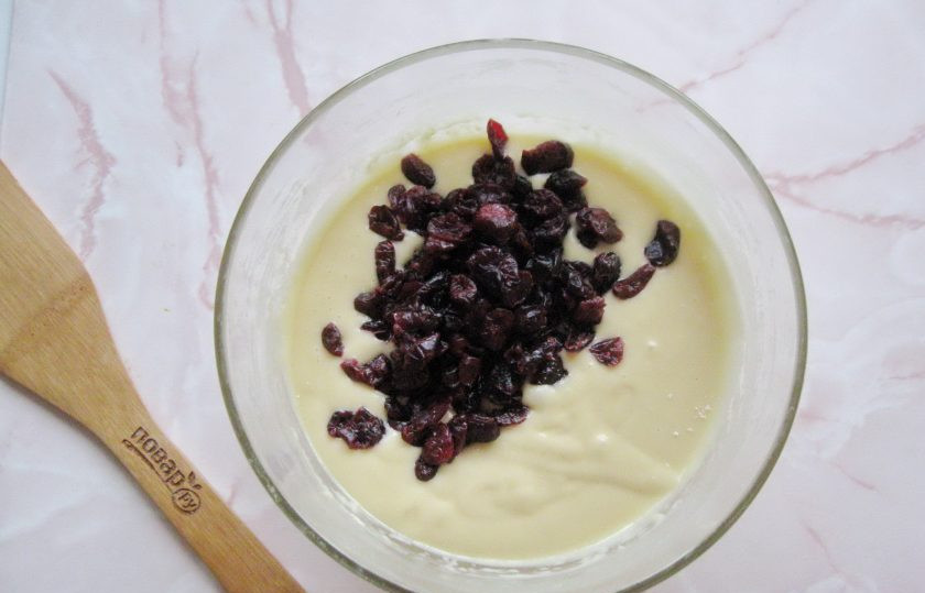 1. Этап. Пирог с ягодами и кремом: Перемешайте тесто миксером и добавьте вяленую клюкву.