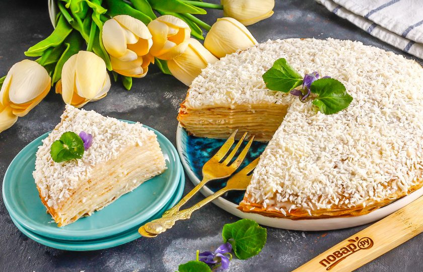 1. Этап. Кокосовый блинный торт: Острым ножом нарежьте на порции и не забудьте про чай, кофе.