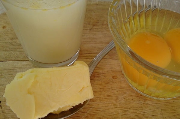 1. Этап. Омлет с лососем: 6. Яйца в мисочке легко взбейте с молоком, солью и перцем. На среднем огне пожарьте омлет.