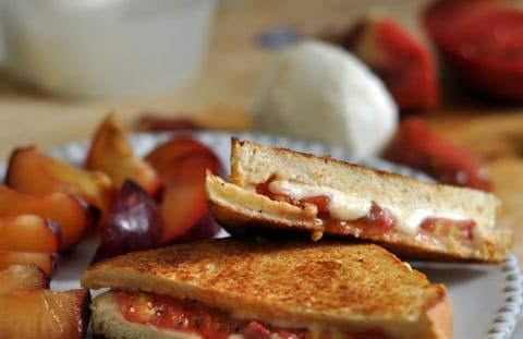 1. Этап. Вкусная закуска на природу: 5. Разрезаю каждый бутерброд на 2 части, чтобы был виден срез. Такие бутерброды можно завернуть с собой и кушать холодными или горячими.