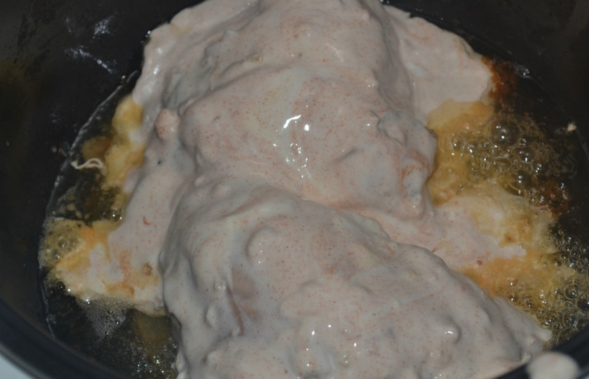 1. Этап. Куриные бедра под соусом: Затем добавьте подготовленный соус. Выберите режим 