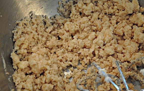 1. Этап. Черничный пирог с мускатом: 1. Предварительно разогреть духовку до 175 градусов. Хорошо смазать стеклянную форму для выпечки сливочным маслом. В большой миске смешать размягченное сливочное масло, корицу, мускатный орех и сахар.