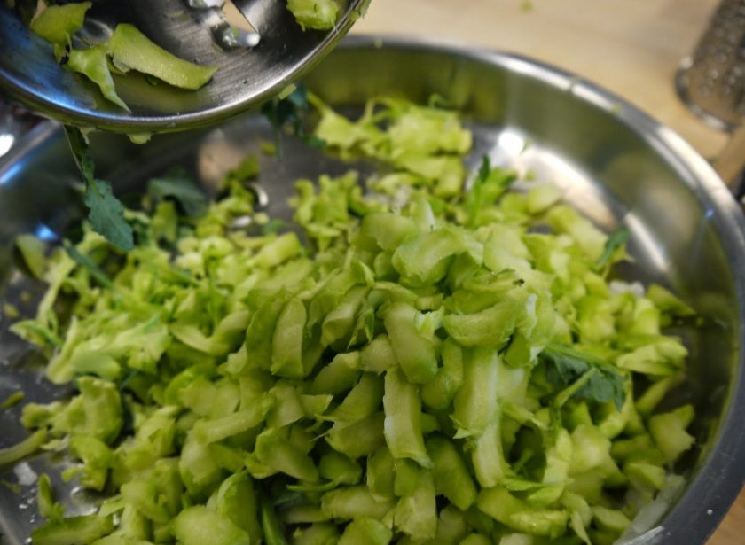 1. Этап. Крем-суп из брокколи и шпината: На сковороде обжарьте до прозрачности лук и сельдерей. Когда овощи будут готовы переложите их в кастрюлю.