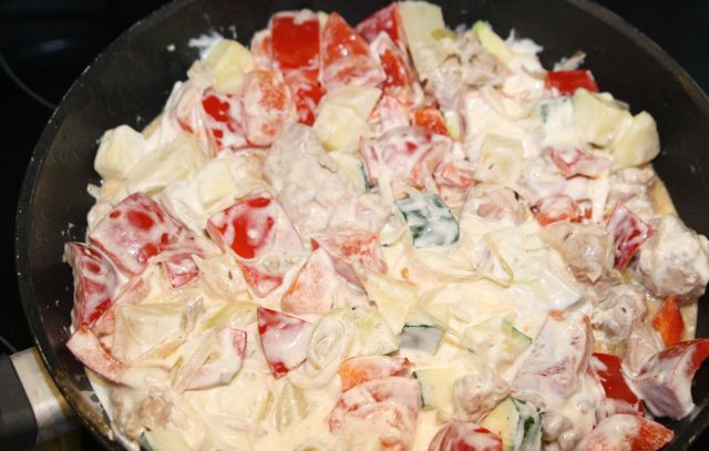 1. Этап. Кролик, тушеный с овощами: Залили сметаной, убавили огонь. Тушим все вместе минут 35-40 - пока кролик не станет мягким. Приятного аппетита!