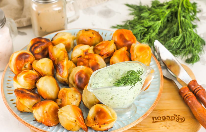 1. Этап. Соус к жареным пельменям: Выложите в соусник приготовленный соус, а на тарелку — жареные пельмени. Подайте к столу соус охлажденным, а пельмени горячими.